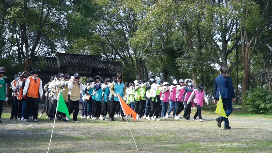 凝心聚力跟党走，巾帼建功绽芳华